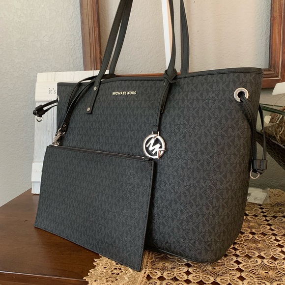 Michael Kors Handbags - large jet set travel tote & clutch 🖤 last one